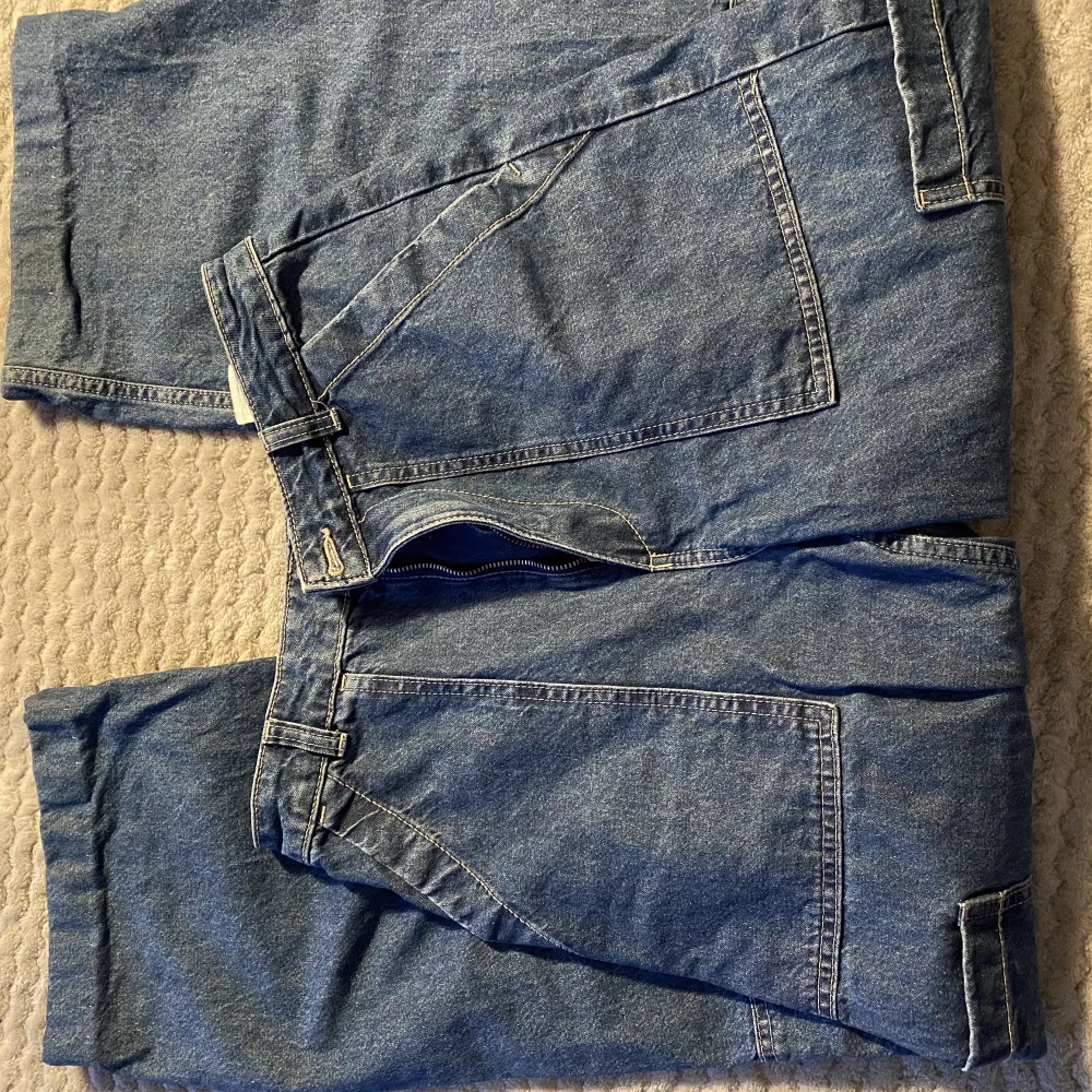 Blåa jeans cargos från H&M divided.  För mer bilder eller svar på frågor skriv. Köparen står för frakt.. Jeans & Byxor.