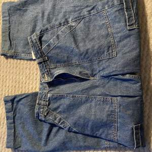Blåa jeans cargos från H&M divided.  För mer bilder eller svar på frågor skriv. Köparen står för frakt.