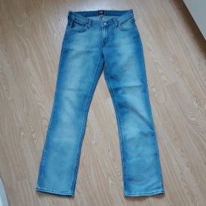 Lågmidjade Lee Jeans  - Mammas gamla Lee Jeans från 2000-talet. De är lågmidjade och i mycket fint skick! Waist: 27 och L: 31. 
