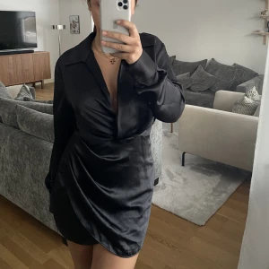 Silkesklänning från zara  - Aldrig använd, prislapp kvar storlek s, nypris 400kr 