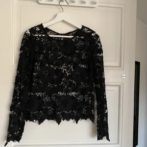 Spetströja - Spetströja från H&M. Strl 34 och fint skick! 30 kr + frakt ✨