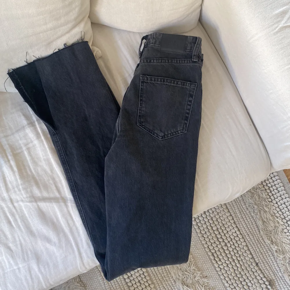 super fina svarta jeans med slits nere, som nya! Passar 34. Jeans & Byxor.