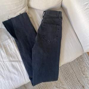 super fina svarta jeans med slits nere, som nya! Passar 34