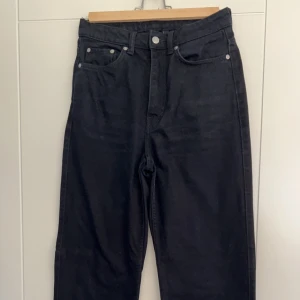 Svarta jeans weekday  - Oanvända jeans från weekday. Storlek W28 L 32 i modellen Rowe