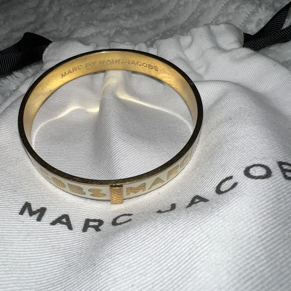 Marc Jacobs arm ring. Aldrig använt pga för stor. Jätte fint och går att bära till allt! Äkta såklart. Pris kan diskuteras.. Accessoarer.