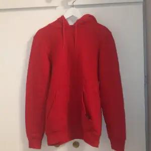 Röd simpel tröja med snören och uni pocket.