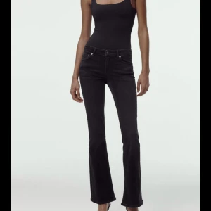 Zara jeans - Säljer dessa lowwaist jeans i superfint skick då de är förstora💞Byter gärna mot strl 34 eller säljer för 300💞Betaling sker via swish och köp inte på köp direkt💞