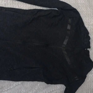 Tech fleece  - Nike tech liknande zip up fleece! Från märket saligia i storlek s. Denna är dock stor i storleken och passar då även m och i vissa fall L. 