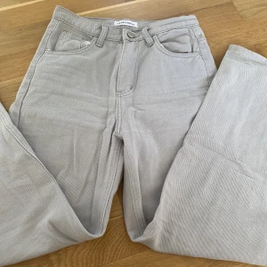 Jeans - Säljer ett par beiga venderby’s jeans och jag har  aldrig använt dom, säljer pga att de inte passar mig.  Nypris 600 ca Säljer dom för 300 plus frakt