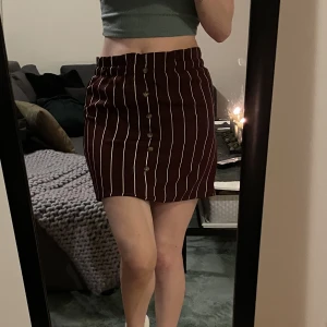 Kjol - En kjol från pull&bear. Storlek medium, säljes då jag inte längre använder den. Frakt 54kr med postnord spårbart, eller mötas upp i Norrköping 