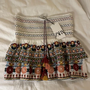 Zara kjol - Helt ny (med prislapp kvar) slutsåld zara kjol. Den är i storlek M men passar mig som har Xs 💞