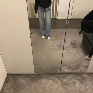 Low waisted jeans - Säljer mina lowwaisted ljusblåa jeans från zara, storlek 36! De är lite slittna nere vid anklarna men annars i väldigt fint skick, buda gärna! minst 200kr + frakt! 