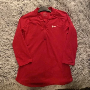 Nike träningströja - Säljer denna tennis niketräningströja då den inte kommit till användning, köpt i jkng tennishopp för 300 kr