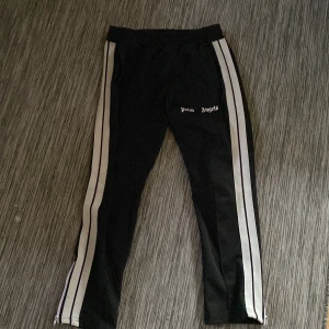 Palm Angels byxer - Säljer mina Palm Angels byxor för jag har tröttnat på dom, har tyvärr inte kvar kvitto, skick 9/10, stolek S men passar M:   pris kan diskuteras 