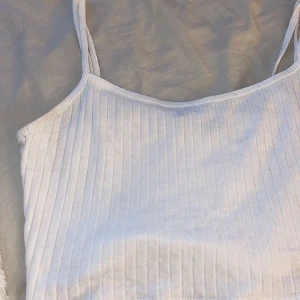 top - ett gulligt linne, ganska kort💕