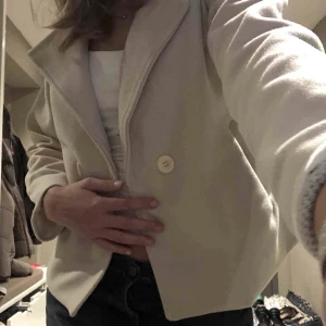Kort kappa - Kort kappa perfekt som vårjacka❤️Köpt här på Plick men fortfarande i nyskick. Lånade bilder