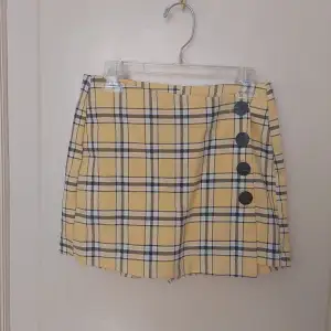 gula shorts med minikjol utseende på framsidan sälj pga liten storlek skulle passa xs sparsamt använd