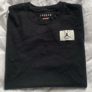 Jordan tshirt - Säljer min jordan tshirt då den inte används längre. Den är i bra skick och köpt för ca 500 på asos. Den är i storlek xs men sitter som M/S