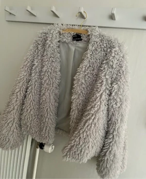 Fluffig jacka - Fluffig vårjacka med fickor