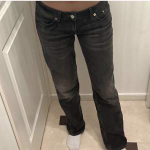 Snygga jeans ifrån weekday i modellen ”arrow”! Jättebra skick, lånade bilder från henne jag köpte dom av🤍🤍Säljer då dom inte passade mig. 