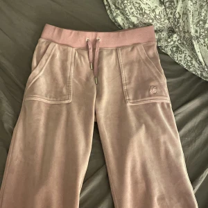 Rosa juicy couture  - Säljer nu mina rosa juicy byxor i färgen zephyr! Säljer dem då dem inte kommer till användning och då jag tröttnat på färgen! Dem är nästan i nyskick! Då jag tvättat dem ungefär 2-3ggr så matrialet är fofarande mjukt! Skriv för fler frågor eller bilder!💕💕