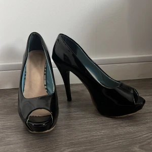 Kalackskor - Svarta lack klackskor i stl 38. Passar perfekt till både fest och till vardags. Bra skick. 