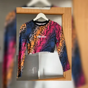 Topp - En topp ifrån Ellesse som är super fin! Det står att det ska va i storlek UK 12 = Large men skulle mer säga att det är en s/xs.  Har aldrig använt, bara testat den på