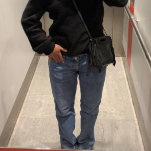 WEEKDAY arrow Jeans - Säljer mina arrow jeans i storlek 30/32, sitter oversized på mig som vanligtvis har W28 eller s/m.  Kommer ej till användning därav säljer jag💕❤️🫶🏽
