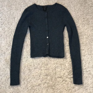 Ribbad topp - långärmad topp med knappar längsframsidan, från lindex, strl XS, mörkblå/svart😊💕