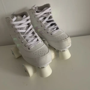 Rullskridskor  - Säljer minna gamla rullskridskor dom har jag använt 2 gnr bara. Dom är lite skitiga men jag har skrubbat dom men det går inte bort. Det är storlek 35 på dom
