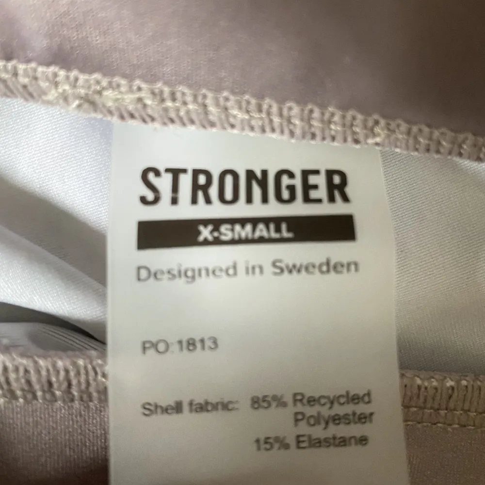 Jag säljer mina fina träningsbyxor från Stronger eftersom dom inte kommer till användning längre, dom är i väldigt bra skick, inga hål, inget slitage. På andra bilden ser du hur dom sitter på mig. ( Jag är 1,68 ) ställ gärna fler frågor om ni undrar något. Jeans & Byxor.