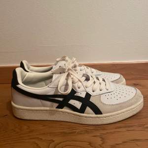 Asics Onitsuka Tiger i storlek 39,5. Aldrig använda. Pris kan diskuteras. Skriv om ni vill köpa!