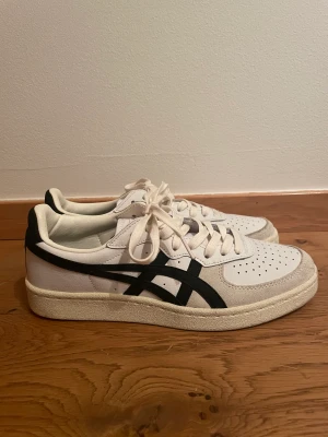 Asics Onitsuka Tiger - Asics Onitsuka Tiger i storlek 39,5. Aldrig använda. Pris kan diskuteras. Skriv om ni vill köpa!
