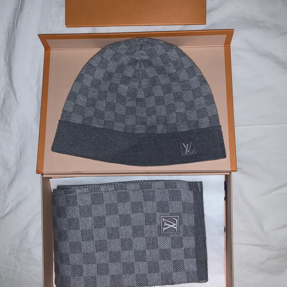 Louis Vuitton damier petit grå mössa och halsduk i bra skick. Säljes tillsammans så fråga inte om att köpa separat. Låda osv följer med. Mössan retail: 3000kr Halsduken retail: 5149kr ($475) INGA BYTEN. Asusteet.