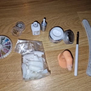 Nagelkit - Super fint nagel kit, allt är oanvänt förutom prov fingret men går fortfarande att använda. Innehåller nagelstenar, många olika tippar, en prov nagel, pensel, nagelfil, vitt gel polish samt ett gelé jag enbart öppnat för att se färgen. LIM MEDFÖLJER!