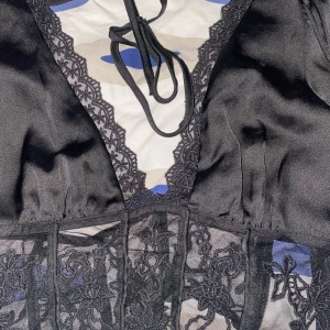 Trendig topp ZARA - Trendiga toppen från zara, toppen skick. Säljes då jag inte tyckte den passade på mig :) Storlek XS