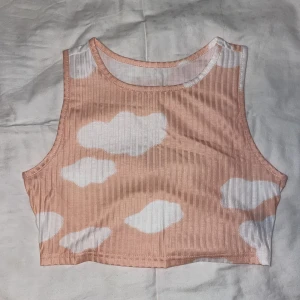 Shein linne - Beige/orange linne med moln motiv på från Shein. Storlek S. Aldrig använd då den är alldeles för liten för mig. Köpt för 70 kr.