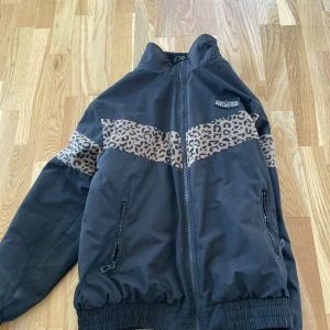 Bershka - Säljer Bershka jacka  strlk : L  Passar på bra. Bomberjacka  Köparen står för frakt Mer info skriv dm.