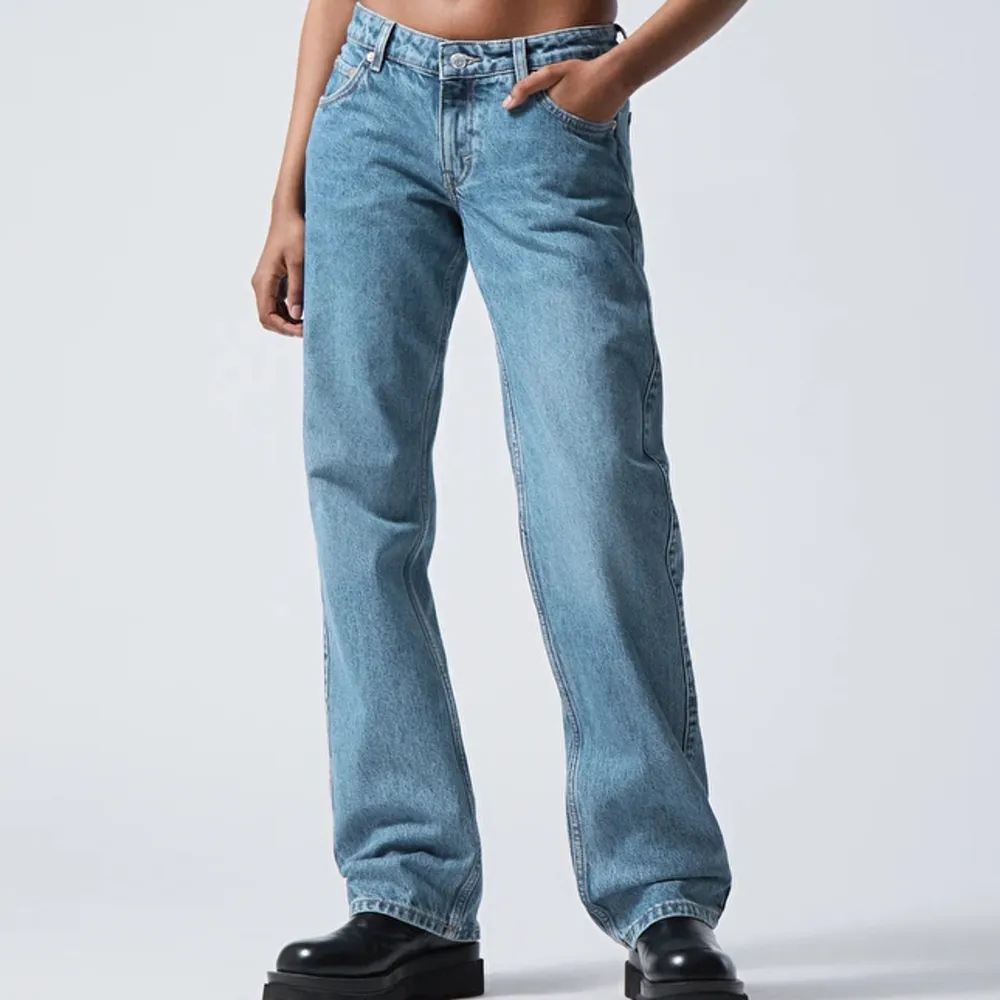 Supersnygga low rise jeans från weekday! Använder inte för de är lite korta (jag är 178) . Jeans & Byxor.