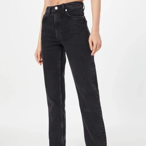 Svart/grå jeans - Tjockt tyg, ingen stretch på jeansen! Jag är 1,7m och väger 70kg. Använt de väldigt lite.