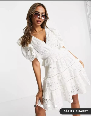 Vit studentklänning - Supersöt studentklänning från ASOS som är slutsåld på hemsidan. Klänningen är helt ny och oanvänd, endast testad en gång. Säljer pga att den var för stor på mig💓