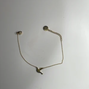 Edblad - Edbladarmband, helt ny. Fick i födelsedagspresent men jag använder inte guld så tänker försöka sälja den. Nypris-249, mitt pris 179 + frakt 13 kr. Vid snabb affär kan jag tänka mig bjuda på frakten