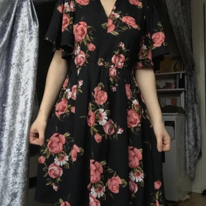 klänning med rosor strl S/34 - fin klänning som aldrig använts i storlek 34 / S