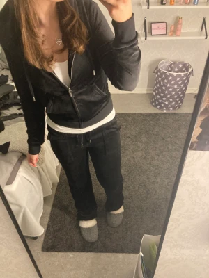 Juicy Couture set - Säljer nu mitt fina juicyset pga jag får inte användning av det. Tröjan är använd 1 gång och byxorna är använda men i bra skick. Tröjan: S, Byxorna: XS 🥰