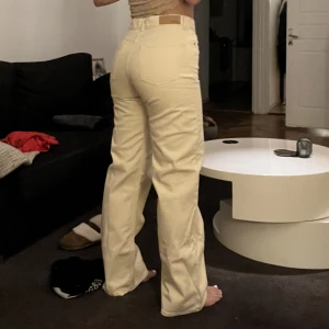 Junkyard beigea jeans  - Dessa populära Junkyard jeans i strl 27, modellen wide leg i en jättefin neutral beige färg ☺️sitter som en smäck vid rumpan och så fin unik färg 😍 köpta för 499kr och används vid ett tillfälle då dem är lite för små för mig! 