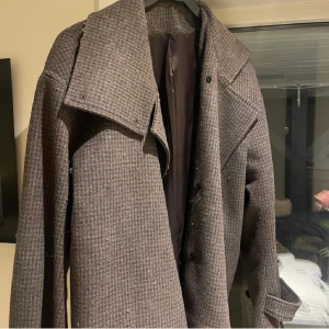 Arket jacka - ( lånad bild )Säljer min arket kappa som jag köpte här på plick i december. Jag älskar den men den e lite kall just nu . Den är även lite nopprig men det fixar jag innan jag postar . Den e slutsåld på hemsidan där av priset. Inget fel eller hål på jackan.