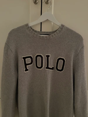 Polo Ralph Lauren tröja - Grå stickad tröja, säljer pga tyvärr för liten för mig. Super snygg och aldrig använd!