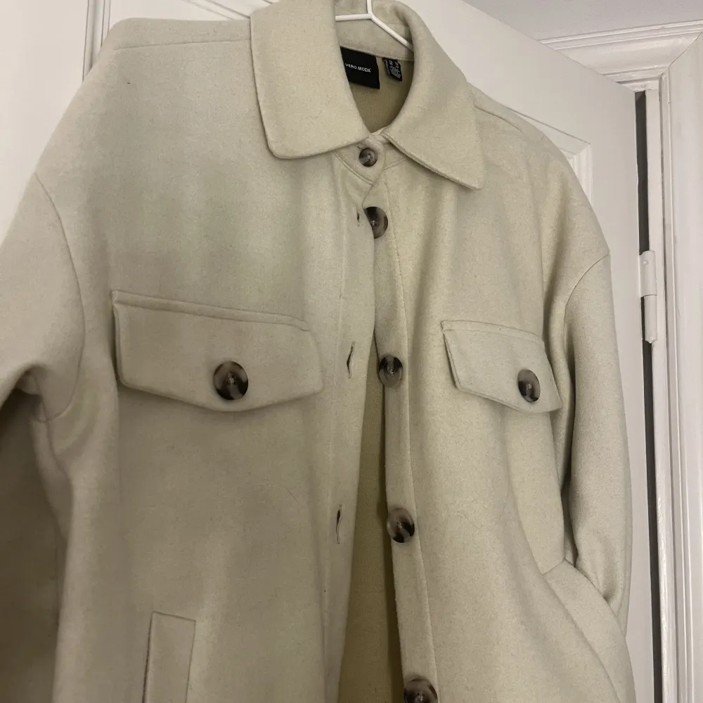 En beige kort kappa från vero Moda i fint skick. Använd ett fåtal gånger och är som ny! Hör av dig vid intresse😊är i storlek XS men skulle säga att den även passar S. Jackor.