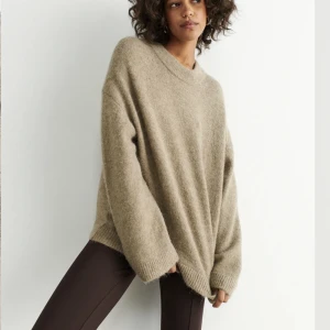 Stickad tröja  - En stickad tröja ifrån Gina tricot, knappast använd och i väldigt fint skick. Nypris 359 jag säljer för 150+ frakt 