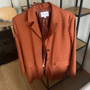 Oversized kavaj - Basma & Merna x NA-KD. Använd fåtal gånger så i skick som ny